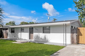 1323 Fernlea Dr West Palm Beach, FL 33417